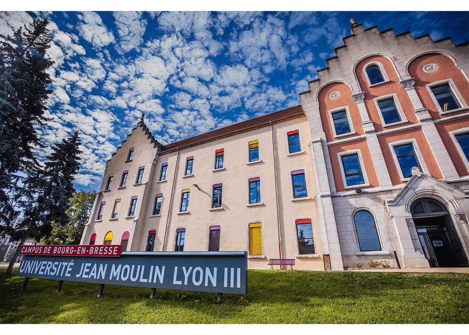 Façade principale et actuelle du Campus de Bourg-en-Bresse.